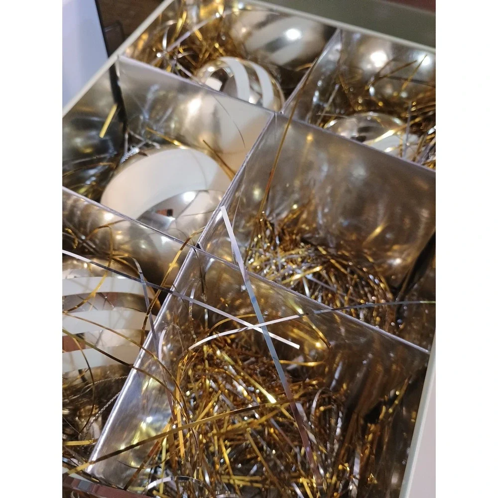 Target 2005 Plastic Ornaments White and Gold Stripe In A Tin Box‎ Total Of 6